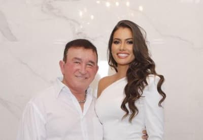 Esposa de Amado Batista mostra fotos do casamento no civil