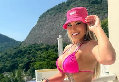 Andressa Urach exibe boa forma em vídeo inusitado
