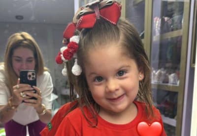 Maria Flor encanta ao se arrumar para a escola com look fofo e maquiagem