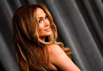 Jennifer Lopez é processada após publicar suas próprias fotos nas redes sociais