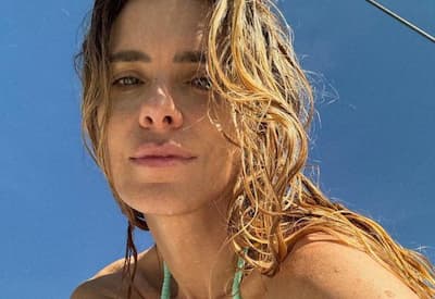 Carolina Dieckmann exibe corpo sarado em passeio de barco