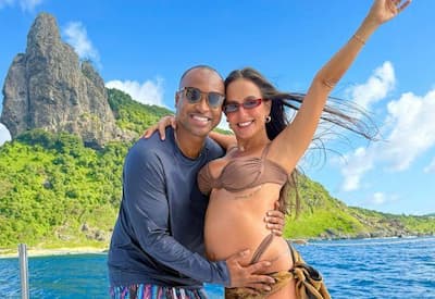 Grávida, Carol Peixinho posa com Thiaguinho em viagem por Fernando de Noronha