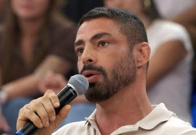 Cauã Reymond abre o jogo sobre clima com Bella Campos: "Acostumado"