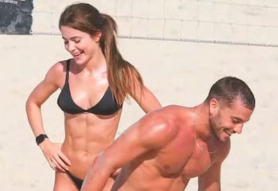 Jade Picon e André Lamoglia são flagrados jogando futevôlei em praia do Rio