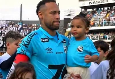 Neymar leva Mavie ao gramado, e momento fofo rouba a cena no jogo