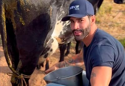 Gusttavo Lima tira leite da vaca e faz achocolatado para o filho