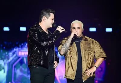 Cantor Kauan leva tombo durante show e reage com bom humor: "Vai virar meme"