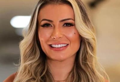 Andressa Urach muda cor dos olhos com procedimento: "Sonho"