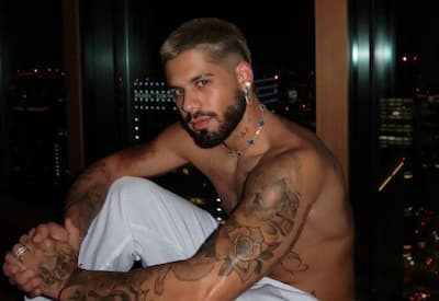Zé Felipe reage após fã jogar calcinha no palco durante show: "É usada?"