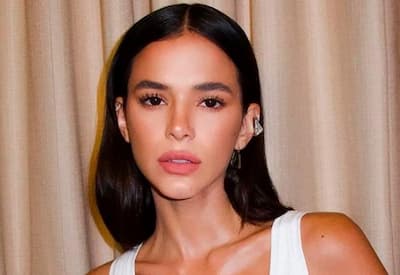 Bruna Marquezine viraliza ao disputar buquê em casamento de Giovanna Lancellotti