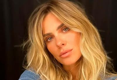 De biquíni, Carolina Dieckmmann ostenta barriga negativa: "Não envelhece nunca"