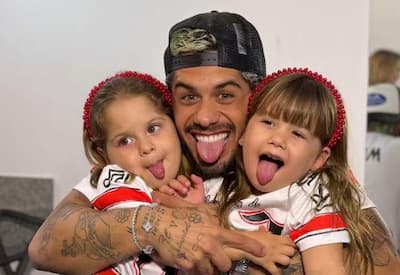 Zé Felipe surpreende filhas com flores e mimos em jatinho; Veja foto