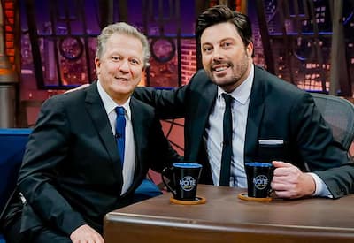 Ricardo Feltrin relembra trajetória, casos marcantes do jornalismo e toca piano no palco do The Noite