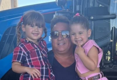 Leonardo posta foto com as netas Maria Alice e Maria Flor vestidas de boiadeiras