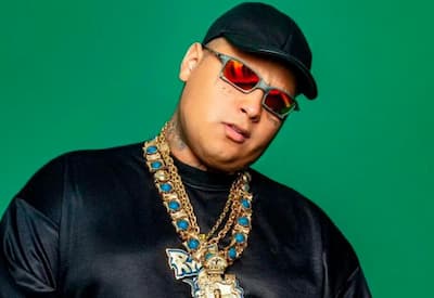 MC Ryan SP ostenta ao posar sem camisa com maço de dinheiro