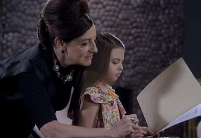 Nesta segunda-feira (14), Flora assina um contrato perigoso