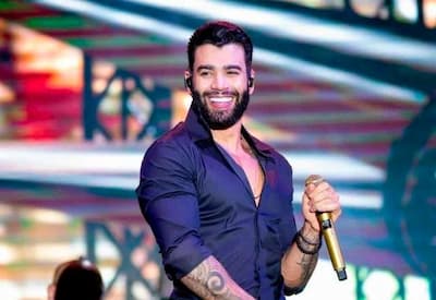 Fãs se emocionam ao encontrar Gusttavo Lima na rua: "Não creio!"