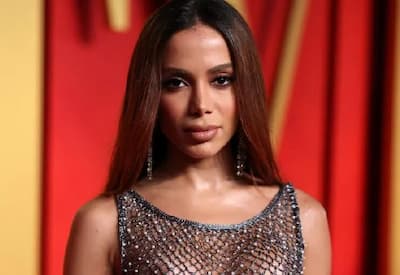 Anitta surpreende com look de noiva em festa de família
