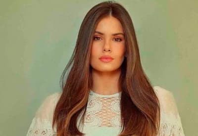 Camila Queiroz exibe barriga de 5 meses durante viagem para Itália