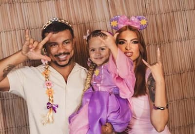 Renata Gutierrez sela a paz com Xamã para o aniversário da filha