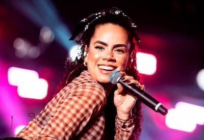 Cabelo de cantora da banda Limão com Mel pega fogo durante show