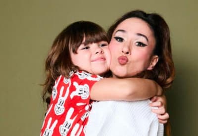 Tatá Werneck impressiona ao aparecer usando sapato da filha