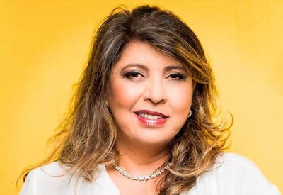 Roberta Miranda se irrita com invasão durante show no Ceará