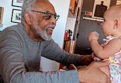 Gilberto Gil surge sorridente ao lado da bisneta Aurora, de sete meses
