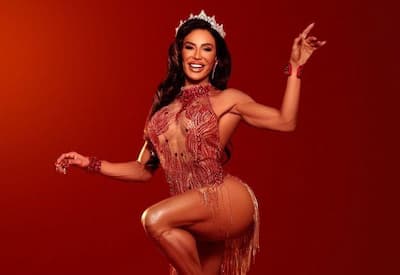 Gracyanne Barbosa é coroada rainha de bateria da União da Ilha