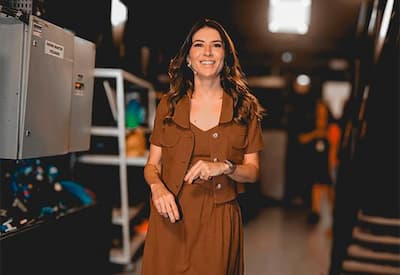 Rebeca Abravanel é surpreendida por bilhete em encomenda e se emociona