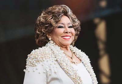 Alcione surge em vídeo e desmente boatos de internação