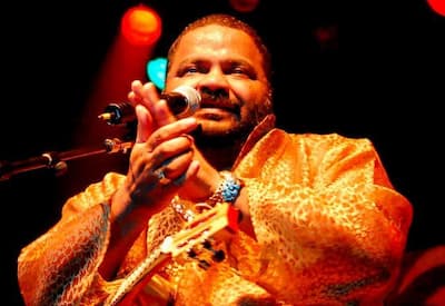 Velório de Arlindo Cruz tem samba, amigos famosos e cerveja liberada