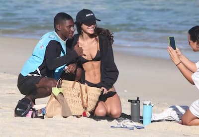 Bruna Marquezine aproveita dia de praia de biquíni e esbanja simpatia com fãs