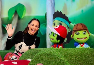 Silvia Abravanel comanda o Sábado Animado com provas, prêmios e muita animação