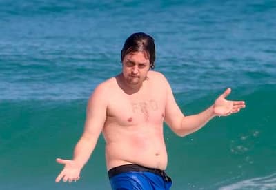 Felipe Dylon surge surfando em praia de Ipanema