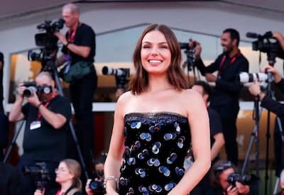 Isis Valverde surge deslumbrante no Festival de Veneza; veja fotos