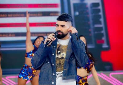Dilsinho estreia no Domingo Legal e fala do sucesso do pagode fora do Brasil