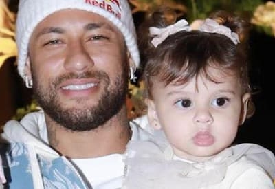Neymar encanta aopostar foto da filha usando camiseta do Santos