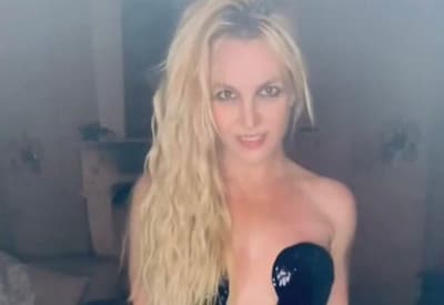 Britney Spears larga date e se diverte em banheiro de restaurante