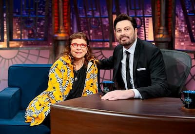 Histórias, memórias e novos palcos: Iara Jamra é a convidada do The Noite desta quinta (11)