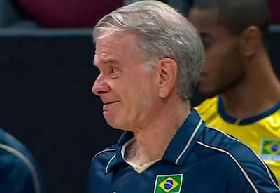 Bernardinho chora em quadra ao receber notícia da morte da mãe antes de jogo da seleção