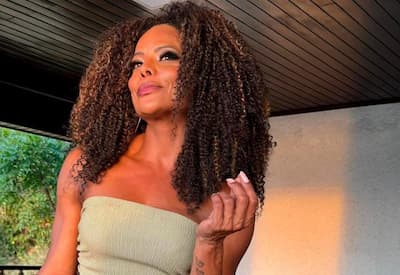 Adriana Bombom exibe bronzeado após usar biquíni de fita