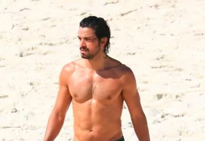 Rodrigo Simas chama atenção com shape sarado em praia do Rio de Janeiro