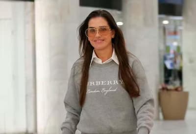 Deborah Secco ostenta look que ultrapassa R$ 25 mil ao desembarcar em aeroporto