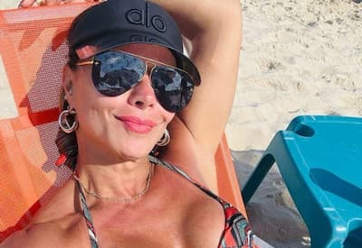 Viviane Araújo rebate comentários sobre idade: "Não é o espelho que nos define"