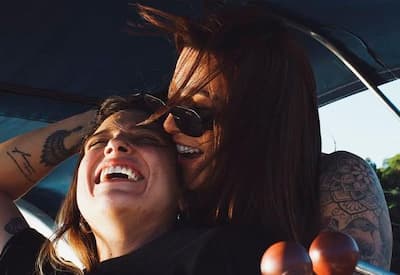 Lauana Prado e Tati Dias curtem viagem romântica ao Havaí