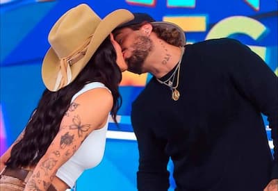 Ana Castela e Zé Felipe se beijam no palco do Domino Legal