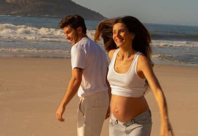 Camila Queiroz exibe barrigão em ensaio com Klebber Toledo à beira-mar