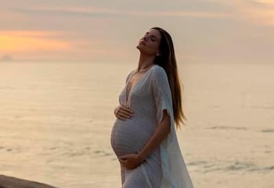 Camila Queiroz exibe barrigão em sessão de fotos na praia