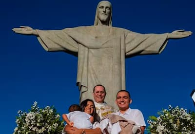 João Gomes e Ary Mirelle batizam os filhos no Cristo Redentor